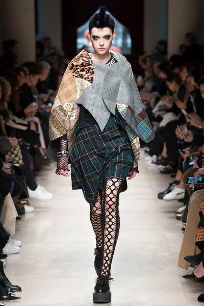 Look 16